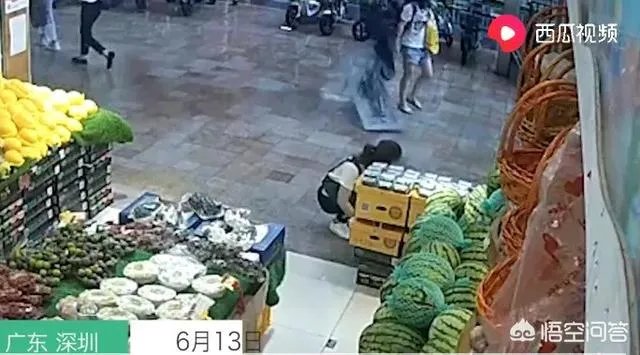 深圳一小区高层窗户坠落砸中楼下男童，满地鲜血生命垂危。高空坠物为什么屡次发生，你怎么看？