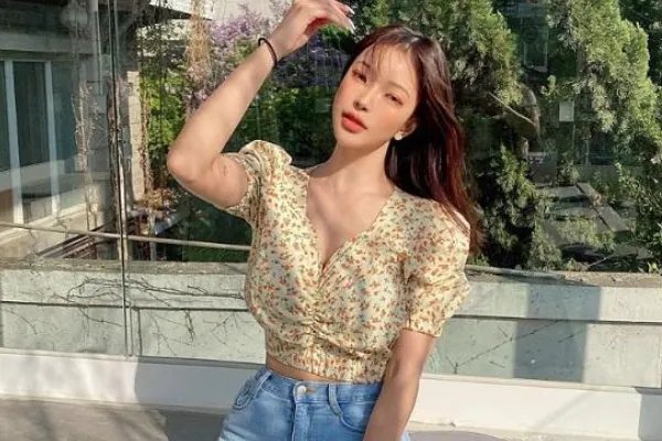 如何看待女孩穿露脐装,被陌生女子说不得体?究竟何时才能穿衣自由?