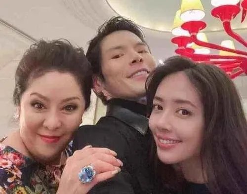 曝郭碧婷中秋夜产女,谁在郭碧婷身边陪产?