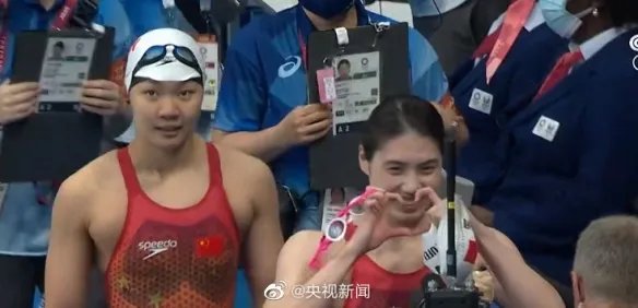 笑容超甜 中国选手张雨霏获女子200米蝶泳金牌!