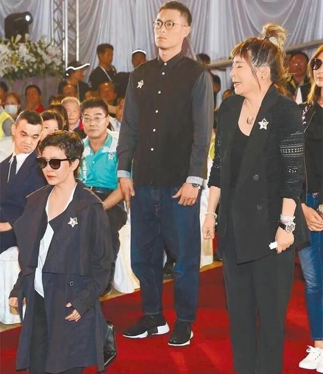 猪哥亮告别式郭采洁痛哭，他们是什么关系？