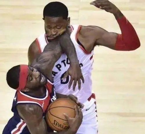 伦纳德将球拍瘪,詹姆斯急停留刹车印,NBA球员力量有多恐怖?