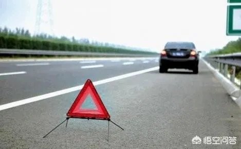 在高速公路上行驶,驾驶员或者乘客“三急”,且离服务区较远,可否占用应急车道方便?