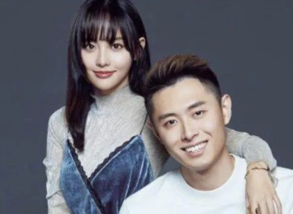 张嘉倪夫妇现身机场，买超为妻系鞋，为何叫他“亚洲醋王”？