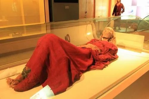 探寻新疆楼兰美女古尸，3800年的干尸，为何竟可以保持的就像刚睡下一样？
