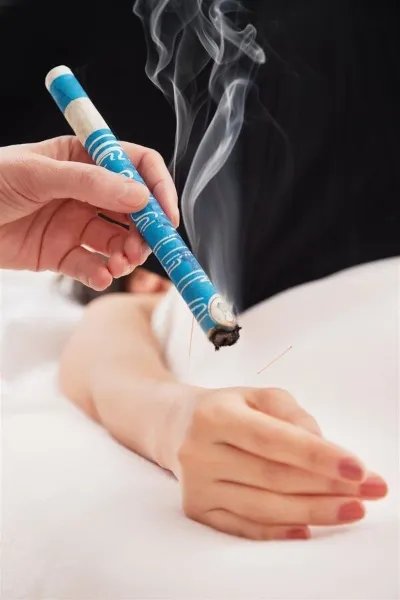 单桂敏：艾灸刮痧可治疗产后风