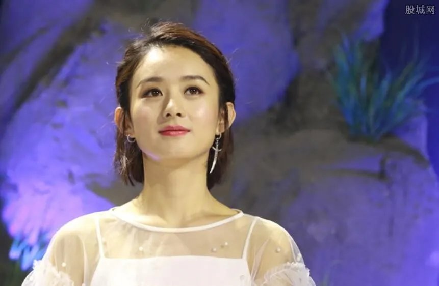 赵丽颖的胸有多大 赵丽颖当街整理内衣(图)