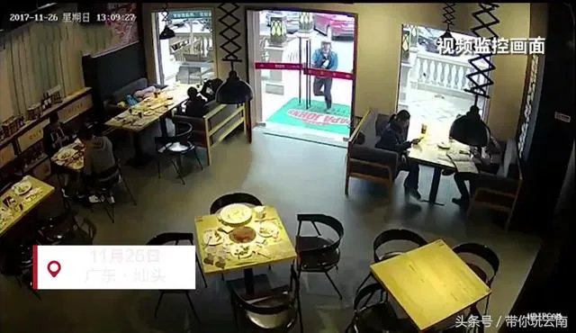 广东汕头一餐厅玻璃门“碰瓷”外卖小哥,你怎么看?