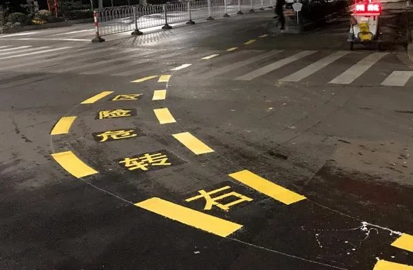 工程车真的能碾轧电瓶车?