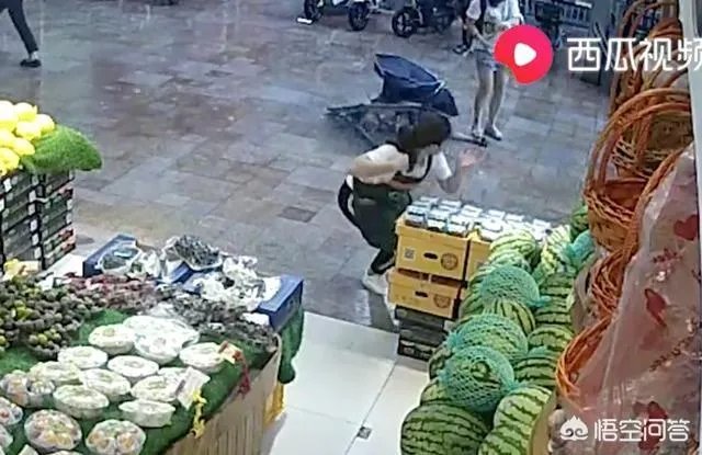 深圳一小区高层窗户坠落砸中楼下男童，满地鲜血生命垂危。高空坠物为什么屡次发生，你怎么看？