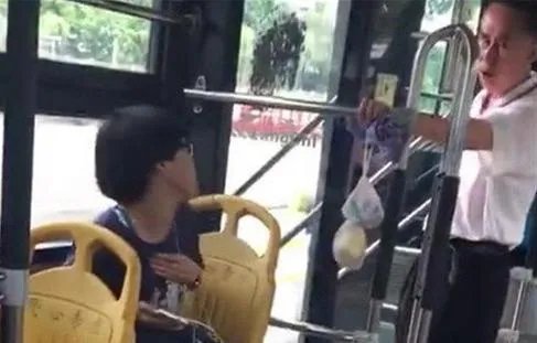 不让座就该被骂吗