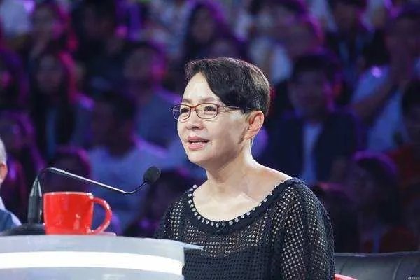 黄圣依发微博回应演技问题，宋丹丹发博谈作品，为什么网友炮轰宋丹丹却不骂黄圣依？