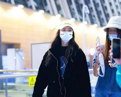 黄晓明baby罕秀恩爱！隔空撞衫太甜蜜，他们如今是否已貌合神离？