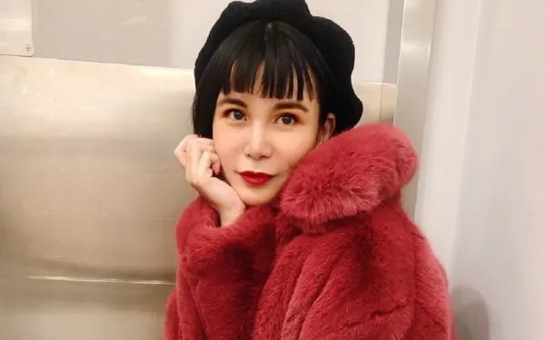 拜金女马诺直播谈往事:年轻不懂事被节目组套路,现在过得很好,你怎么看?