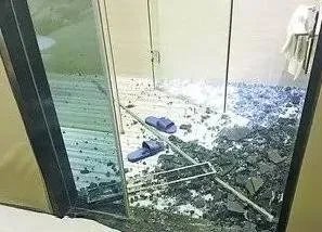 广东汕头一餐厅玻璃门“碰瓷”外卖小哥,你怎么看?