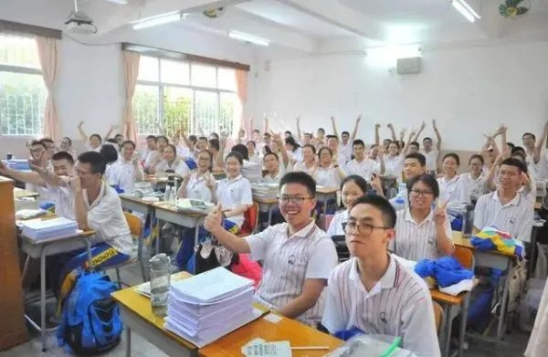 官方回应中学要求家长捐款装空调，他是怎么说的？