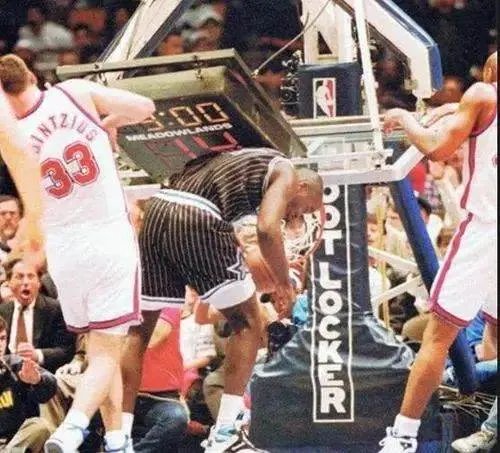伦纳德将球拍瘪,詹姆斯急停留刹车印,NBA球员力量有多恐怖?