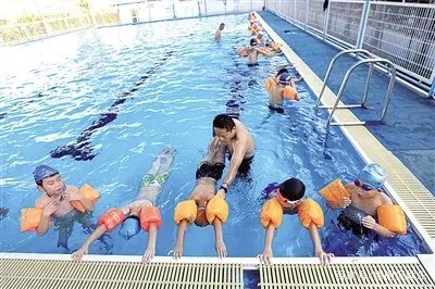 游泳初学者最开始先学习的是哪种泳姿？