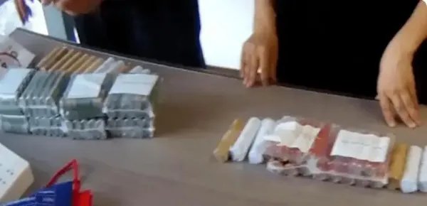 女子遭无故开除公司赔122斤硬币,如何从法律角度解读此事件?