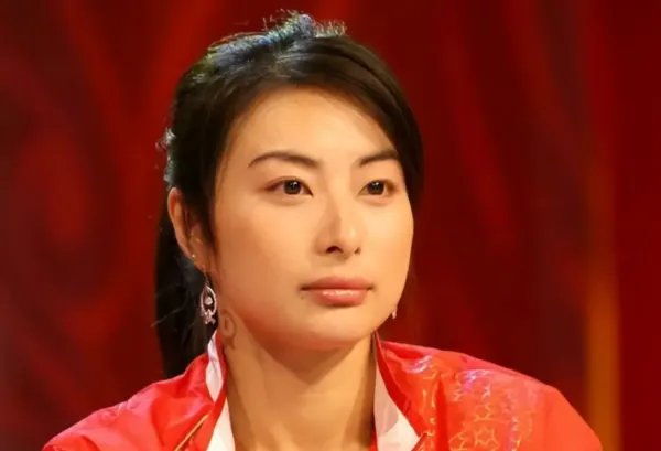 郭晶晶陪老公看舞台剧!郭晶晶跟结婚前的差别大吗?