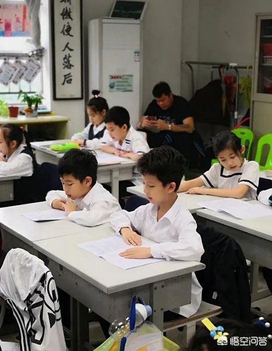 广东男篮休战期间，朱芳雨开家长会玩手机被拍，不仅不尴尬反自嘲是留级生，你怎么看？