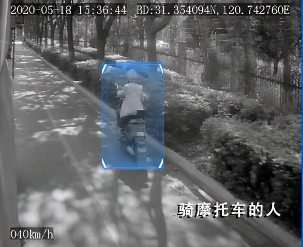 工程车真的能碾轧电瓶车?