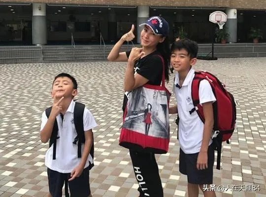 张柏芝被赶下飞机这个事件你怎么看?