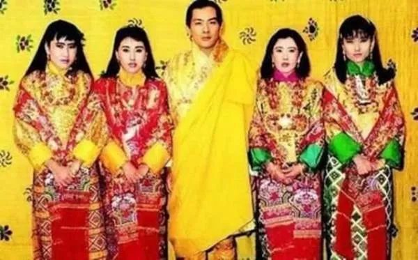 不丹国王旺楚克是个怎样的人,为何娶了四姐妹?