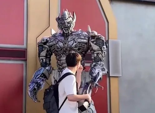 关于北京环球影城的游客对威震天竖中指一事,环球影城是如何回应的?