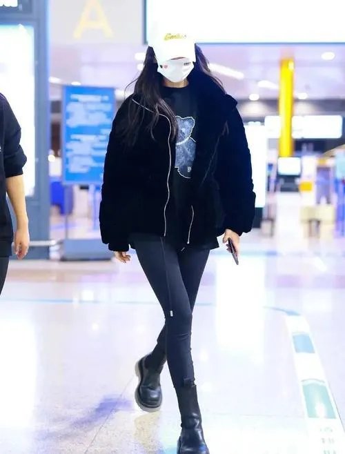 黄晓明baby罕秀恩爱!隔空撞衫太甜蜜,他们如今是否已貌合神离?