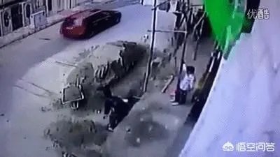 深圳一小区高层窗户坠落砸中楼下男童，满地鲜血生命垂危。高空坠物为什么屡次发生，你怎么看？