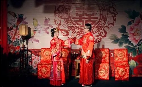 结婚穿什么颜色的衣服 参加婚礼适合穿什么颜色的衣服
