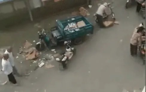 哄抢车祸后散落猪肉5人被行拘,会拘留多少天?