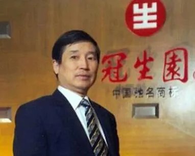 冠生园董事长旅游时被猴子蹬石砸死,应该如何问责和赔偿?