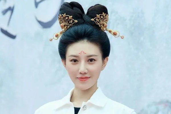 秦俊杰被拍到与女星侯梦瑶亲密画面,两个人因戏生情了吗?