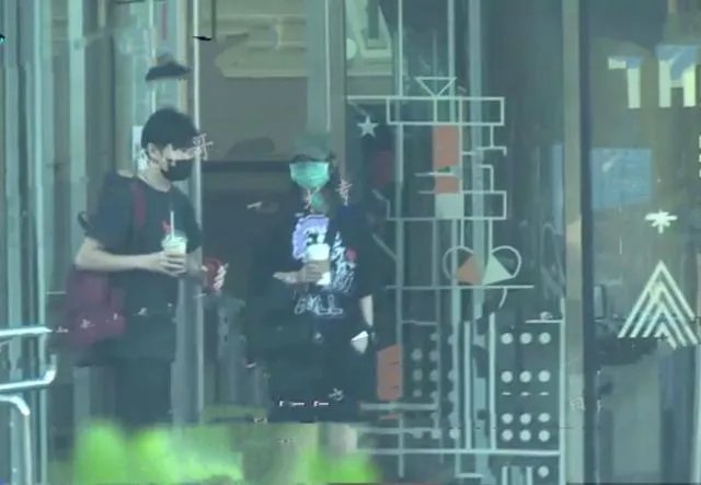 赵薇与绯闻男友一起回家过夜，她离婚了吗？