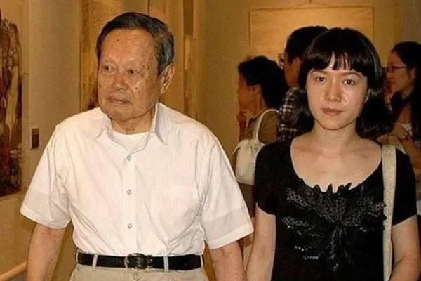 杨振宁与李政道同时获得诺贝尔奖,为什么杨振宁的关注度这么高?