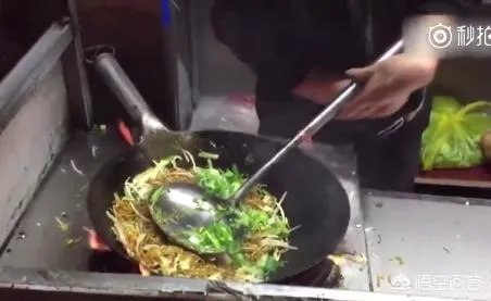 洛阳男子患小儿麻痹双手残疾,每天卖12小时炒面自力更生,你怎么看?