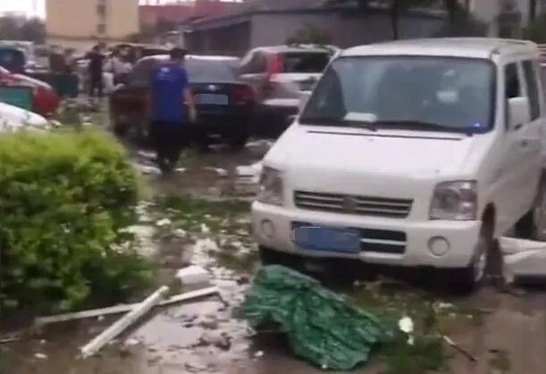 山东莘县现龙卷风多辆汽车被掀翻 大家出行谨防各大强对流天气