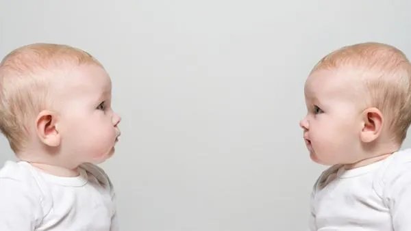 怀了双胞胎，他们会在妈妈肚子里打架吗？