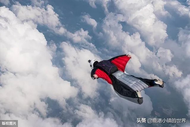 翼装飞行女大学生去世，有人表示敬佩有人说她自私，你怎么看？