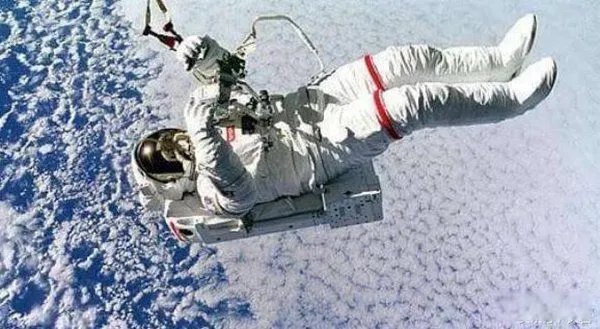 宇航员太空拍摄到浮尸 太空真实浮尸照片宇航员图片