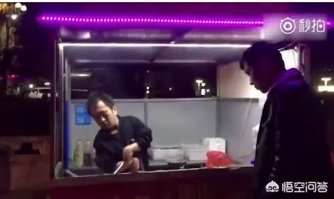 洛阳男子患小儿麻痹双手残疾,每天卖12小时炒面自力更生,你怎么看?