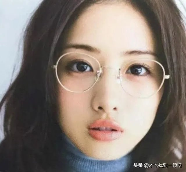 圆脸适合什么形状的眼镜框架?