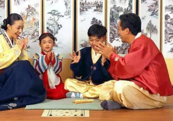 新生人口断崖式下跌,韩国刷新世界最低生育率纪录,这是受哪些因素所影响?