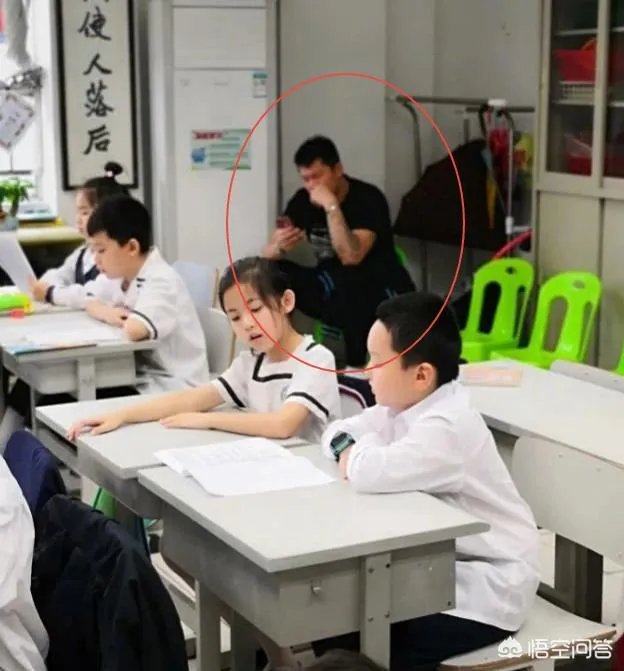 广东男篮休战期间，朱芳雨开家长会玩手机被拍，不仅不尴尬反自嘲是留级生，你怎么看？
