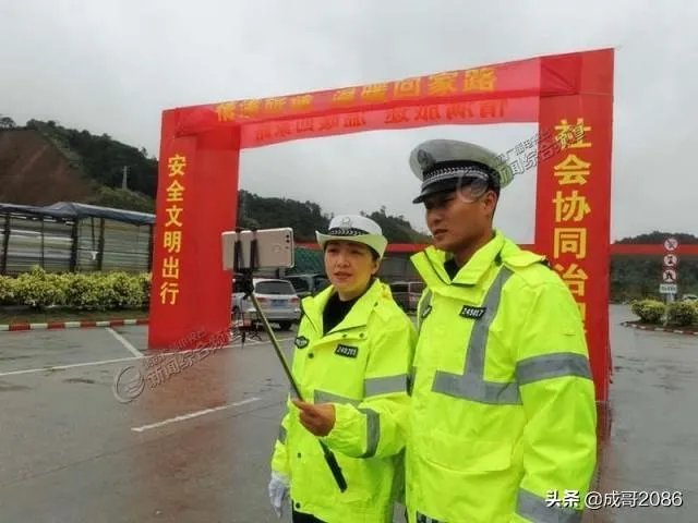 在高速公路上行驶,驾驶员或者乘客“三急”,且离服务区较远,可否占用应急车道方便?