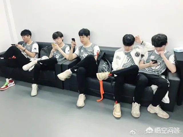 LPL夏季赛过大半,IG、JDG、EDG位列东西部第一,你觉得哪支战队能夺冠?为什么?