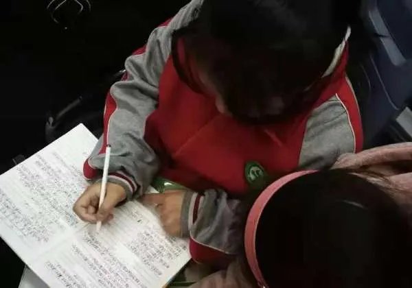 广东东莞一熊孩子把暑假作业藏床底疯玩两个月,你如何看待此事?