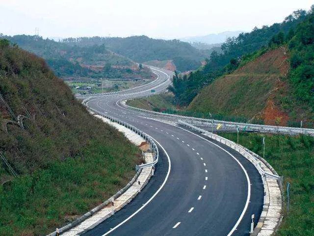 广西第一条高速公路？